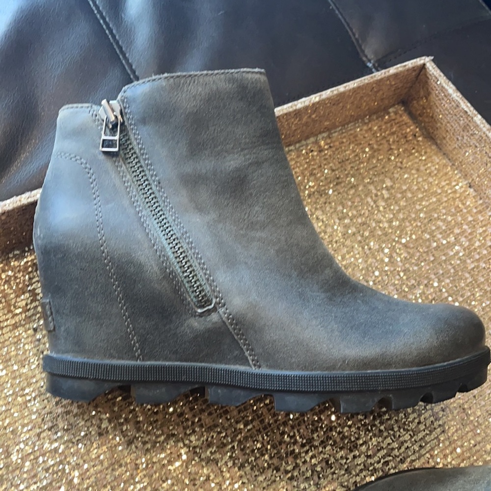 EUC Sorel Wedge boots worn a handful of times 8.5